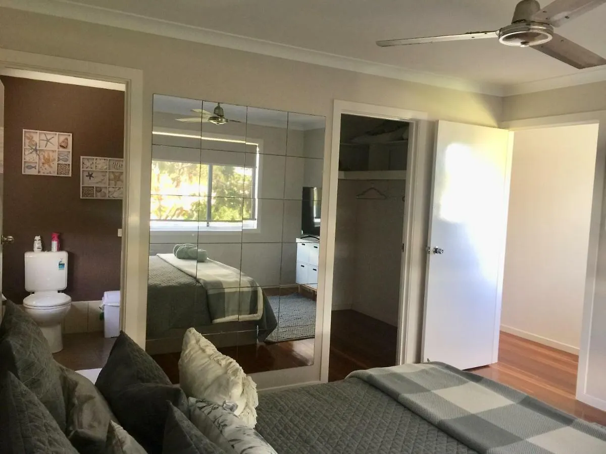 Kelly'S Bnb Urangan 3*,