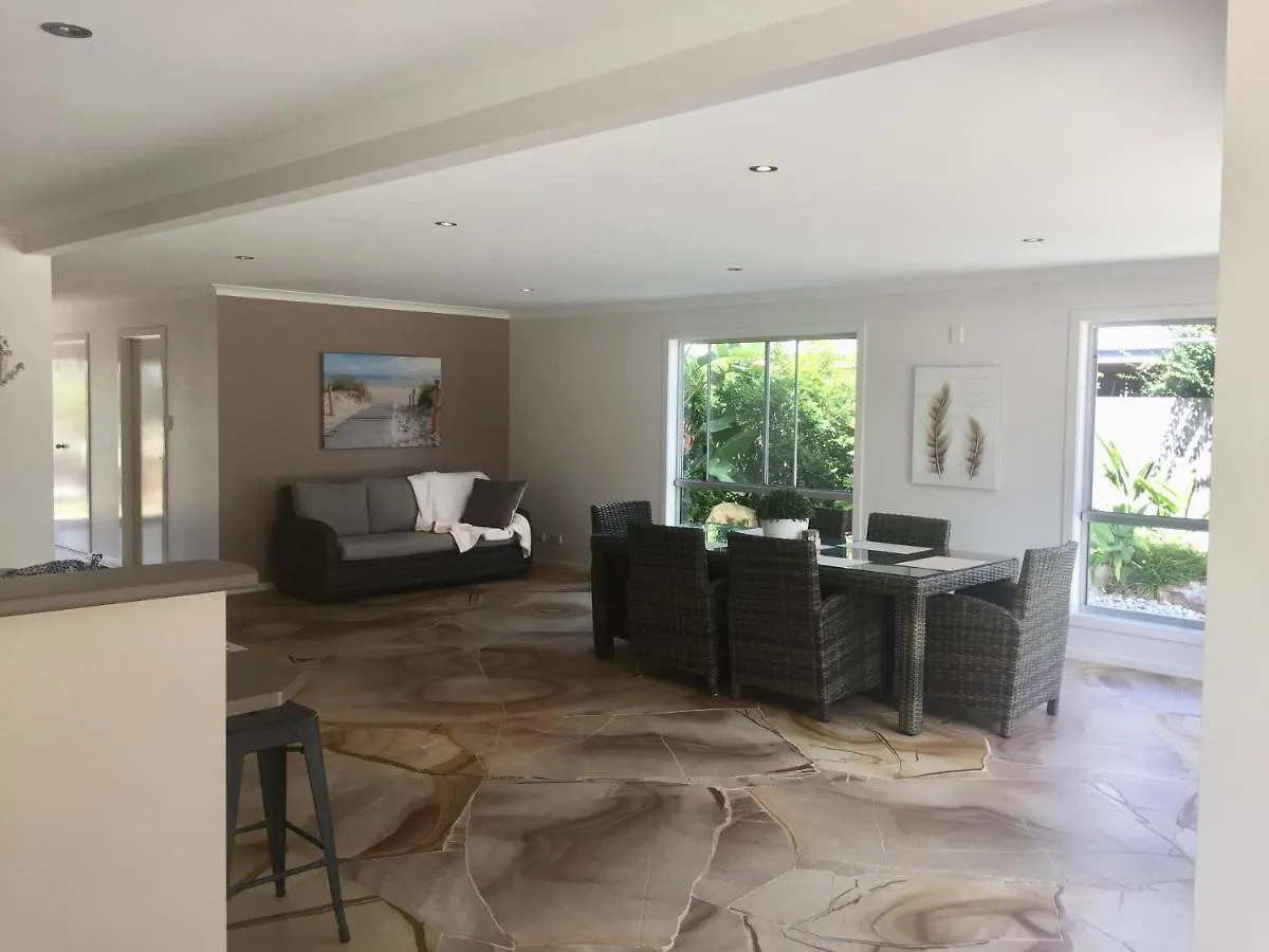 Kelly'S Bnb Urangan 3*,